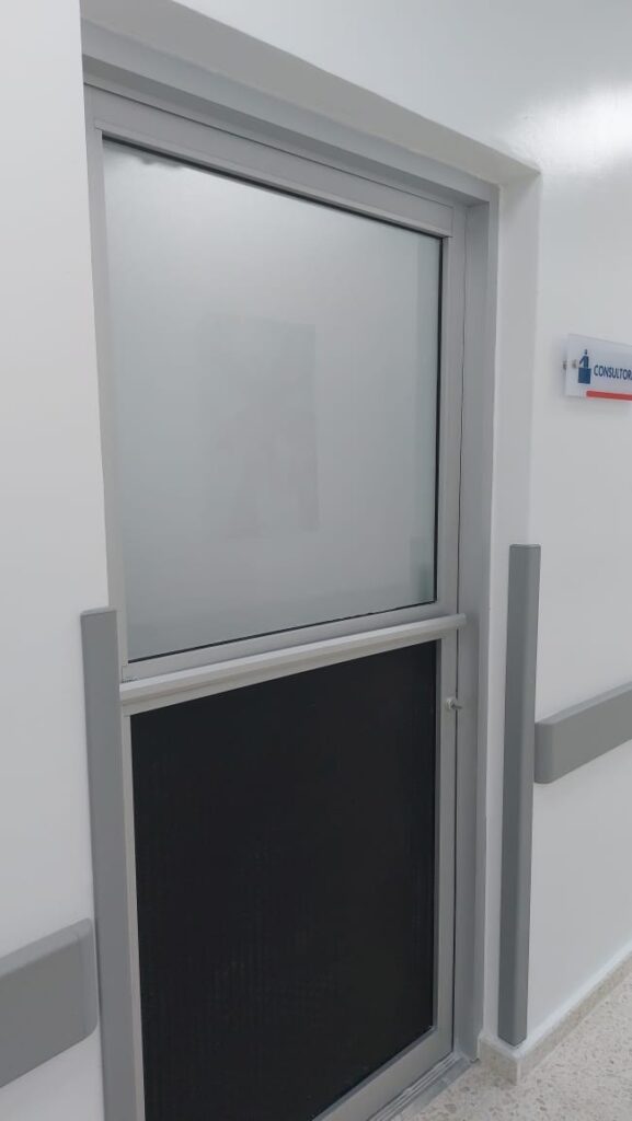 Puerta de aluminio con bumper de Goma P-10