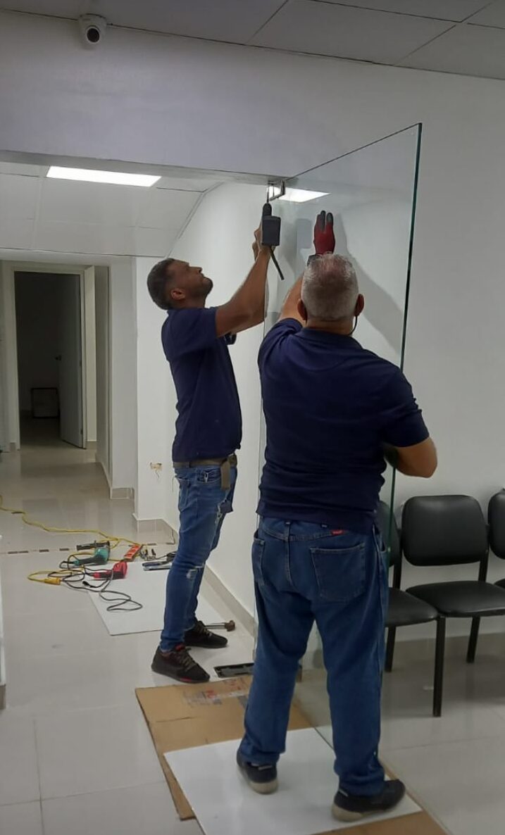 Instalación de Puerta de Cristal templado